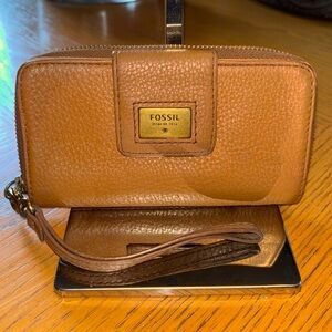 Fossil leather clutch wallet  in euc.